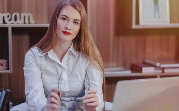 Sanne (24) is het beu: "Elke middag moet ik op uitkijk staan als mijn collega gaat wippen met de baas... Ik wil gewoon meedoen!"