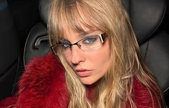 Miauwkes! Victoria van Måneskin trotseert de kou in een minuscule bikini en daar krijg je het warm van (foto's)