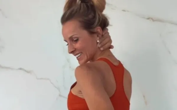 Vlaamse tijger Joke Van de Velde trapt een balletje... op het strand... in bikini (foto's)