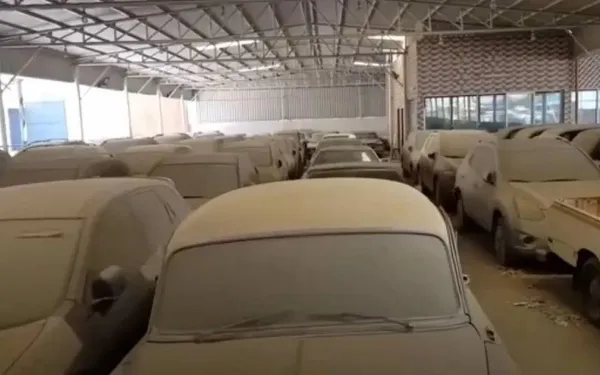 Op het 'duurste autokerkhof ter wereld' staan peperdure supercars in de woestijn stof te eten