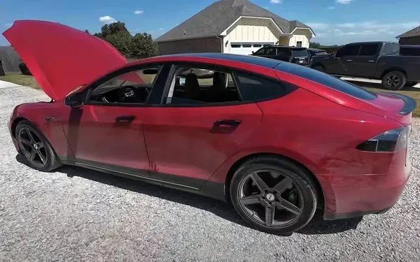 Eigenaar van tweedehands Tesla Model S krijgt al snel problemen, en is lichtjes in shock door de reparatiekosten