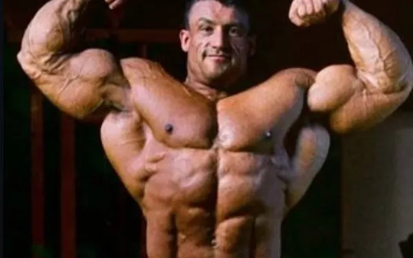 Dorian Yates, voormalig zesvoudige Mister Olympia, laat waanzinnige transformatie zien nu hij op pensioen is