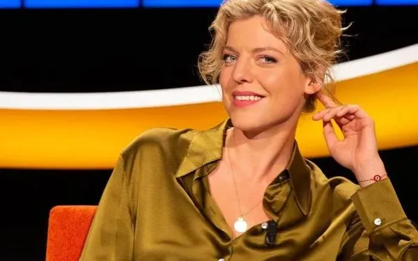 Een waterval, Ella Leyers in bikini en... haar prachtige 'billenwerk': wat kan een mens zich nog meer wensen! (foto's)