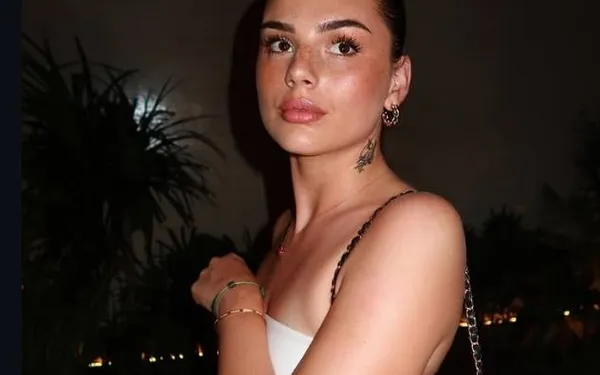 Nog even snel terugkomen op de ietwat gepeperde kerstoutfit van Famke Louise, waar zelfs de kerstman rooie oortjes van kreeg