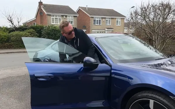 Alexander wil zijn elektrische Porsche verkopen, maar schrikt zich rot als hij hoort wat die nog waard is