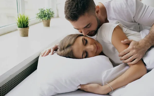 Vrouwen onthullen zelf waar ze graag aangeraakt worden: "Ik word helemaal wild als hij het met z'n tong doet"