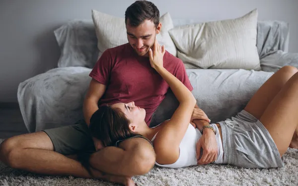 Julia (29) en Tim (31) verklappen hoe ze hun voorspel naar een ander niveau tilden: "Dat was écht een gamechanger!"