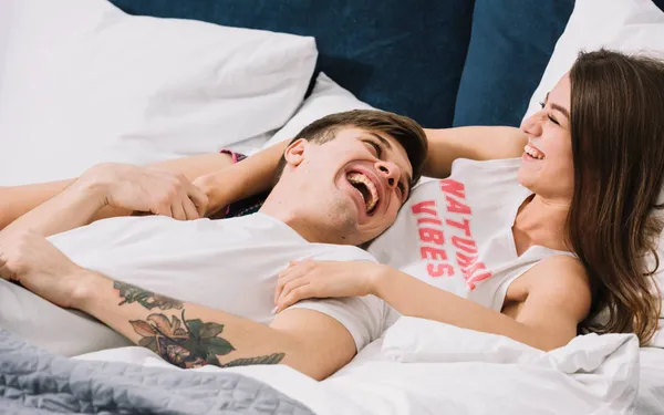 Vrouwen breken de stilte: dit is hoelang een sessie 'bedpret' moet duren volgens hen...