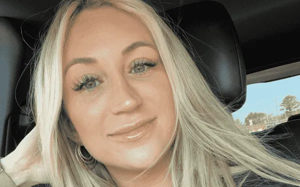 Lerares Engels Brianna blijkt plots een 'pikante' bijverdienste te hebben: "Verveelde me tijdens de vele vakanties!"