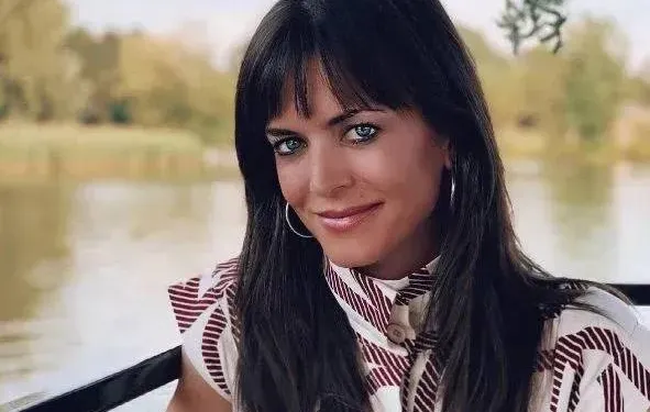 Astrid Coppens trekt een badpak aan en duikt op wintervakantie in een warm bad... En da's best wel heet! (foto's)