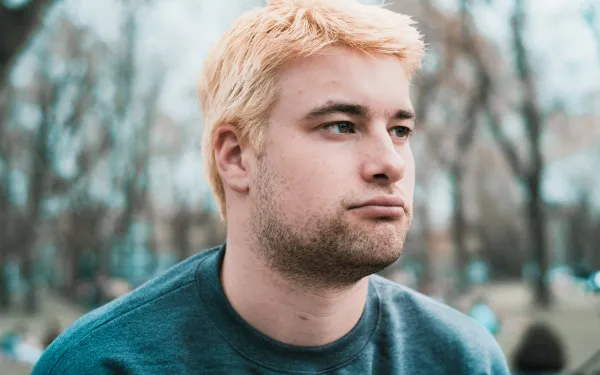 Zijn lief én haar zus stellen 'vieze' dingen voor aan Sam (28): "Ze buiten mijn grote sekshonger uit!"