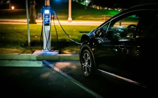 Andy heeft al 5 jaar geen benzine getankt, en onthult de indrukwekkende besparingen met zijn elektrische wagen