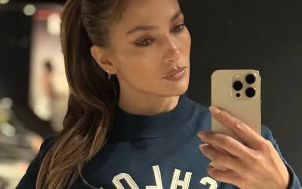 Jennifer Lopez poseert in weinig verhullende sportoutfit en haar twee grootste 'assets' komen geweldig goed tot hun recht