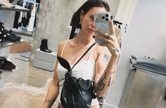 Jitske Van de Veire toont haar 'wiggly billekes' aan de wereld in een toch wel speciaal lingeriefilmpje