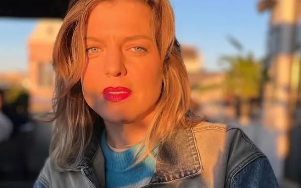 Ella Leyers die gezellig rondhuppelt in de sneeuw... in haar bikini, dat moet je gezien hebben!