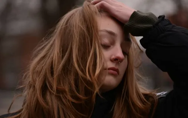 "Wat mijn hitsige moeder en haar toyboy elke nacht doen, is te gênant voor woorden... Ik slaap nu met oordoppen!"