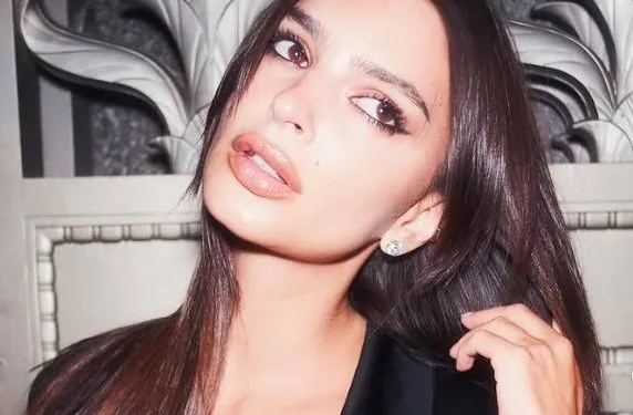 Supermodel Emily Ratajkowski poseert in lingerie en brengt Instagram op de rand van instorten (foto's)
