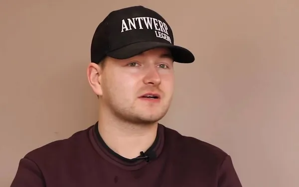 Dimitri Van den Bergh doet verbijsterende uitspraak tijdens Premier League in Antwerpen én is compleet in de war: "Geen flauw idee..."