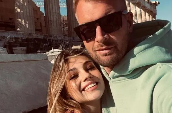 Ruben Van Gucht en vriendin Valentine vertoeven in Athene, en één 'pikante' foto maakt de tongen los