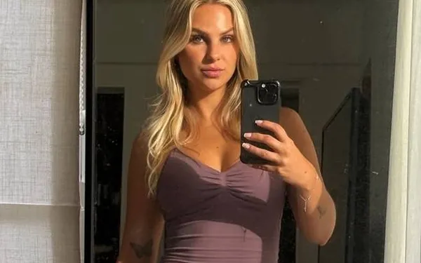 Helene wordt vaak 'de knapste dj van Vlaanderen' genoemd... Ze poseert nog eens schaars gekleed om die stelling kracht bij te zetten!