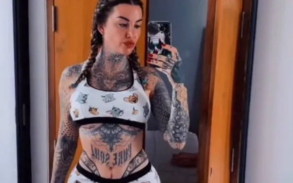 Temptation-Rosanna die de hond uitlaat in een bikini die de 'lading' amper bedekt... Dat levert best fascinerende beelden op!