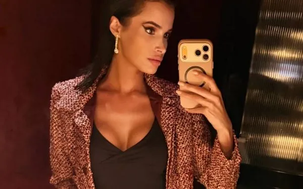 Strak fitnesspakje of heerlijke bikini... Ze zitten Julie uit 'The Real Housewives of Antwerp' als gegoten! (foto's)