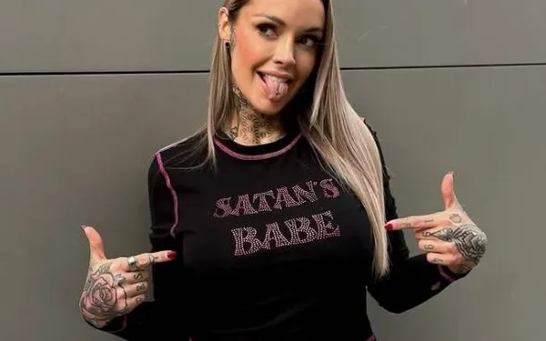 Temptation-Pommeline poseert in een gepeperde outfit en enkele van haar volgers plakken nog tegen hun scherm: "Dit is zo heet!"