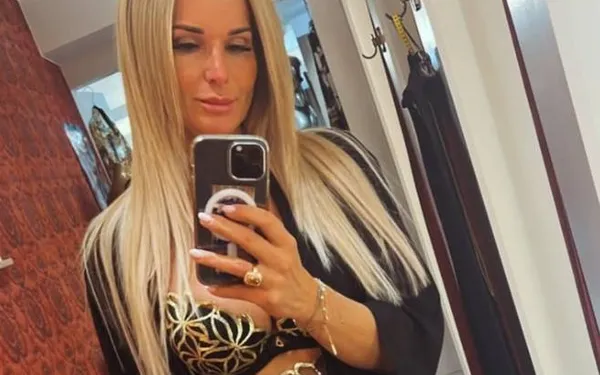 Pikante lingerie of badpak in ware Baywatch-stijl... Het staat Vlaamse 'Mrs Worldwide' Deborah allemaal perfect! (foto's)