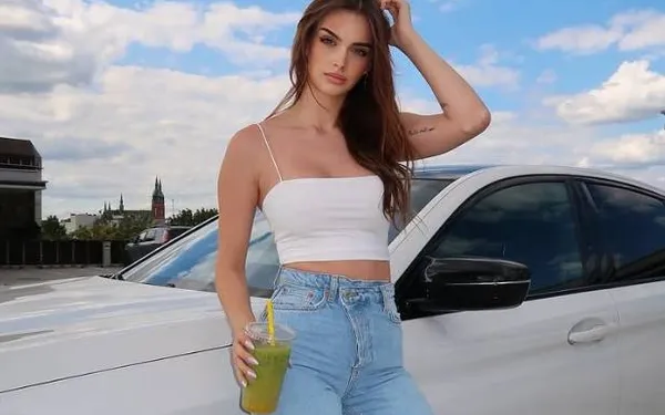 Limburgse bom Nora heeft zich wat pikante slaapkledij aangeschaft en die toont ze ons maar al te graag(foto's)