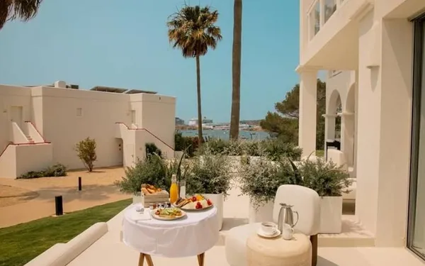 Dit wordt dé nieuwe reistrend voor 2026, en dit luxe-hotel op Ibiza is daar het perfecte voorbeeld van