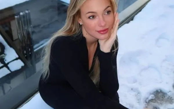 Zo heet dat de sneeuw ervan smelt: blonde godin Nina combineert wintersport, badpak en bikini! (foto's)