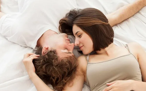 Vlaamse vrouwen verklappen wat ze willen dat mannen met hen doen in bed: "Laat die tong maar gaan..."