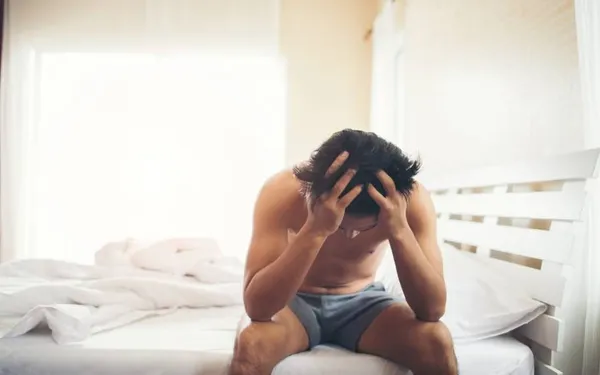 "Mijn vriendin verdient dubbel zoveel als ik en ik voel me daardoor minder man... Ik kan zelfs niet meer presteren in bed!"