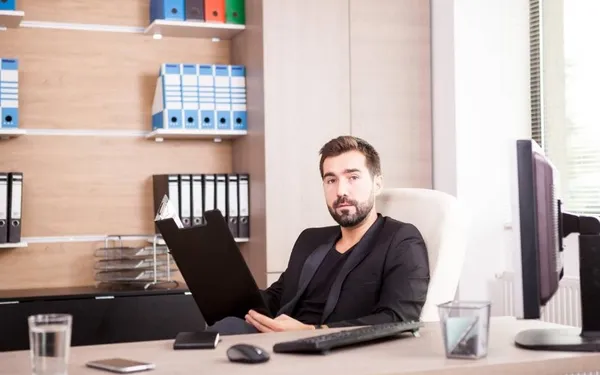 Dit is wat topmanagers verdienen bij grote Vlaamse bedrijven: "Geen slecht loon, maar we kloppen meer uren dan onze werknemers"