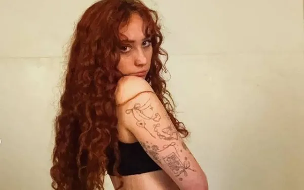 Chappell Roan breekt de stilte na gigantische ophef over haar 'tepeljurk' op de Grammy's: "Is dit schokkend!?" (foto's)