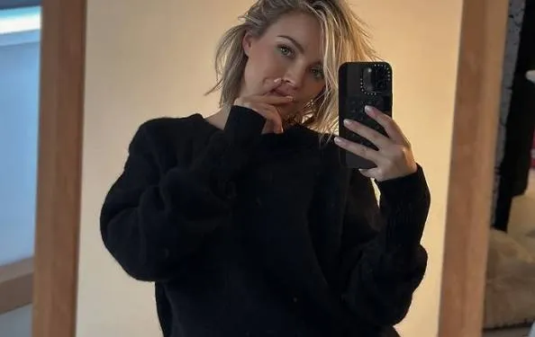 Ex-Miss Limburg en dj Lotte Feyen probeert haar nieuwste lingeriesetje, en dat is erg leuk om naar te kijken