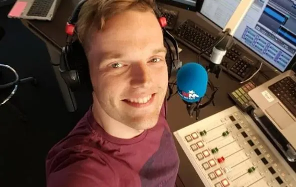 Radiopresentator Tom De Cock doet opvallende onthulling over zijn seksleven: "Mijn man weet wat hij eerst moet doen..."