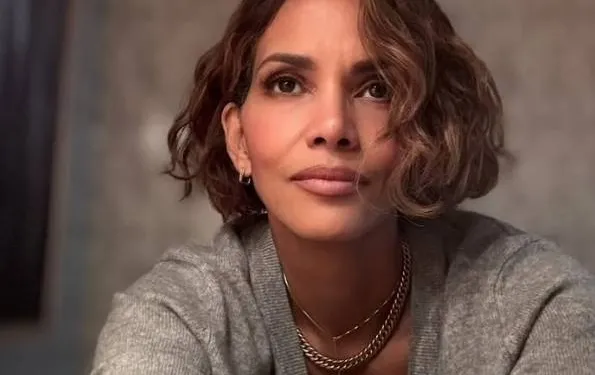 Halle Berry laat nogal veel 'vlees' zien in bijzondere outfit en Mark Z. is niet blij... Gelukkig is er oom Elon nog! (foto's)