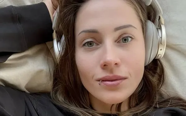 Da's een keer iets anders (en redelijk heet): Charlotte De Witte verruilt haar koptelefoon voor een leuke bikini! (foto's)