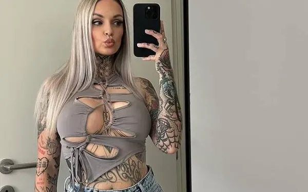 Pommeline Tillière heeft een nieuw lief... Reden genoeg voor een feestje met haar heetste foto's!