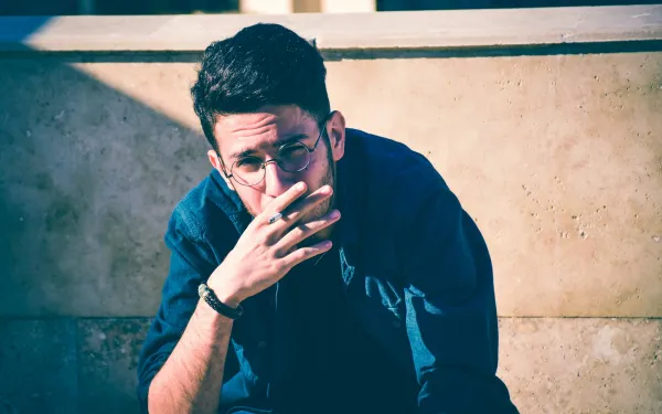 “Mijn vriendin liet me filmen hoe ze met een andere man flirtte… en toen liep het volledig uit de hand”