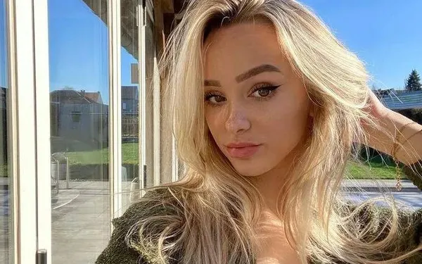 De dag dat... Amy Sonck een strak wielerpakje aantrok om Evenepoel te steunen: "Dat gat wil ik wel dichtrijden!"