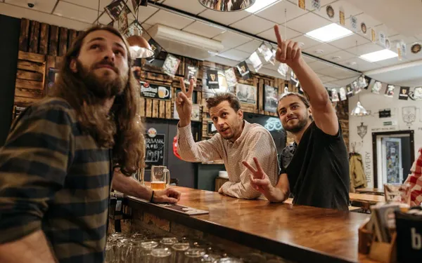 Groepschats vervangen het café, maar we willen juist meer persoonlijk contact