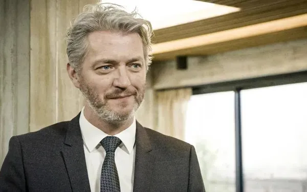 Kürt Rogiers klapt uit de biecht: op deze plek in het VTM-gebouw werd er vroeger serieus gevogeld!