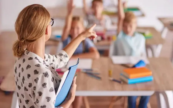 Krijgen ze genoeg betaald? Discussie rond lonen Vlaamse leerkrachten barst weer los: "We werken vaak harder dan anderen!"