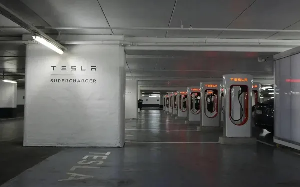 Tesla-rijders woedend door Supercharger-rekeningen: "Dit is toch niet normaal meer!"