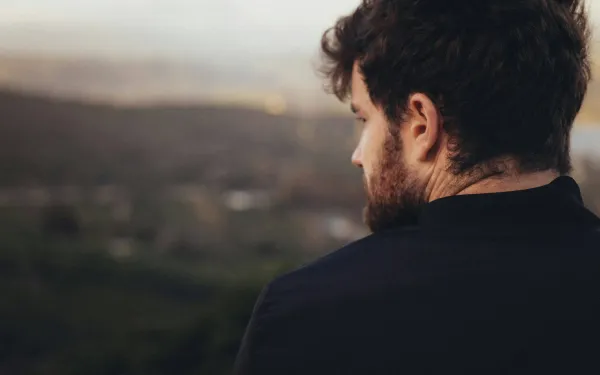 "Mijn hitsige vriendin gooit me op bed, scheurt mijn kleren uit en neemt me mee naar pikante feestjes. En toch zit er iets me dwars..."