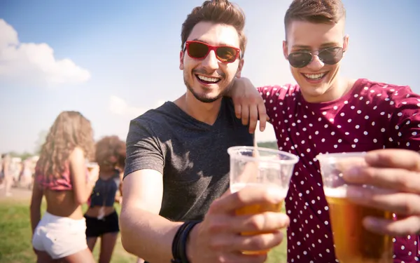 Je gaat op festival met de maten? Dit zijn de 11 essentials die je écht nodig hebt