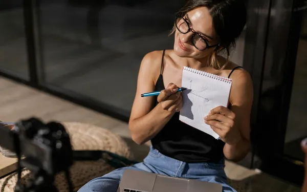 Van TikTok-challenges tot online reviews: hoe popcultuur onze keuzes beïnvloedt