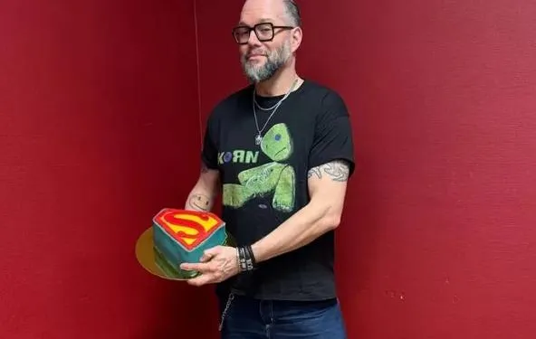 Eerst was hij er compleet tegen, nu overweegt Alex Agnew toch medische ingreep: "Ik dacht dat het losers waren.."